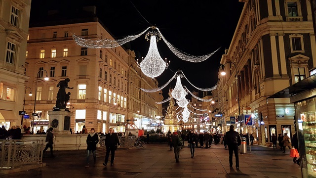 Strada pietonala Graben, decorata de Craciun